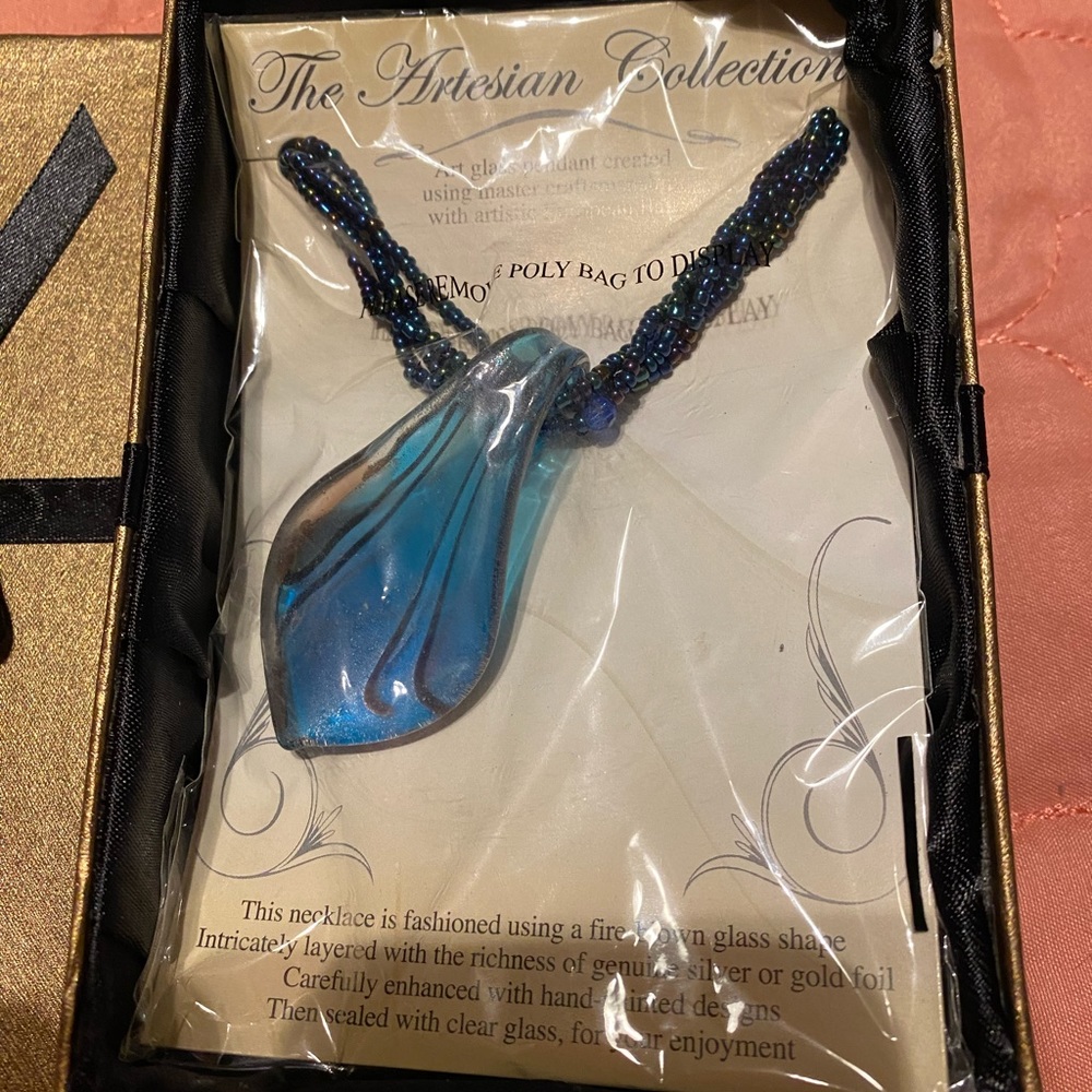 The Artesian Collection Glass Pendant/Necklace NEW😊😊